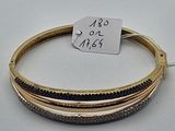 trois bracelets à maillons avec des perles noires et dorées sur un fond blanc