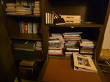 une bibliothèque sur laquelle sont posés de nombreux livres