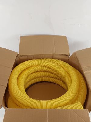 une boîte contenant un tuyau jaune, posée sur une surface blanche