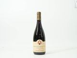 une bouteille de vin posée sur une table