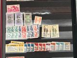 de nombreux timbres exposés sur une table rouge