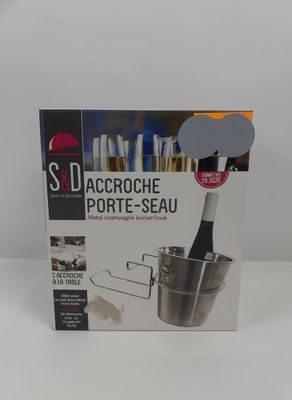 la boîte est ouverte pour montrer le contenu d'un lot de verres à vin