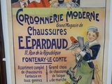 une vieille affiche publicitaire française pour un film mettant en scène des enfants