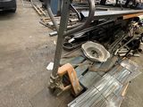 un tas de métal par terre, à côté d'un camion