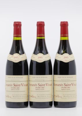trois bouteilles de vin rouge posées l'une à côté de l'autre sur une surface blanche
