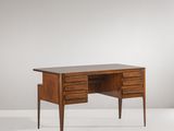 Le bureau est en bois et comporte deux tiroirs de chaque côté.