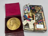un petit écrin contenant une médaille d'or