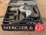 une boîte contenant des outils posée sur le sol