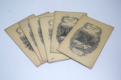 plusieurs vieux livres sont empilés sur une table