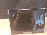 un homme se prenant en photo dans un miroir
