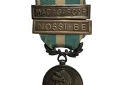 une image représentant une médaille entourée d'un ruban et sur laquelle est apposée une autre médaille