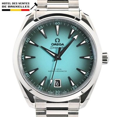 une image d'une montre en gros plan sur fond blanc