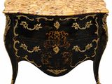 une commode noire et dorée avec un plateau en marbre