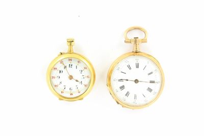 deux montres de poche en or posées l'une à côté de l'autre sur une surface blanche