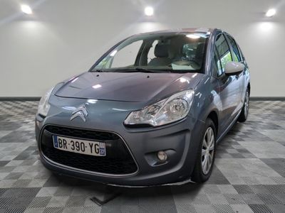 la voiture grise est garée dans le garage sur le sol en damier