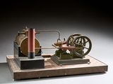 une petite maquette de machine à vapeur exposée