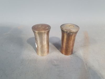 deux salières et poivrières posées sur une table