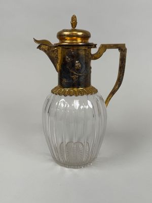 une image représentant une cafetière en verre et en laiton munie d'un couvercle