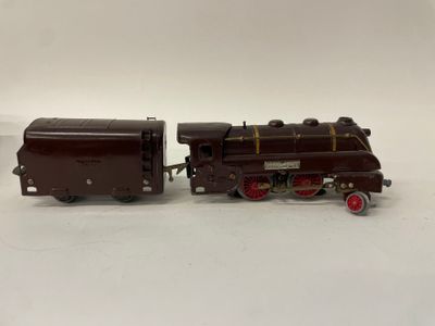 Deux petits trains sont posés côte à côte sur une surface blanche