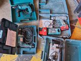 de nombreux outils posés à même le sol