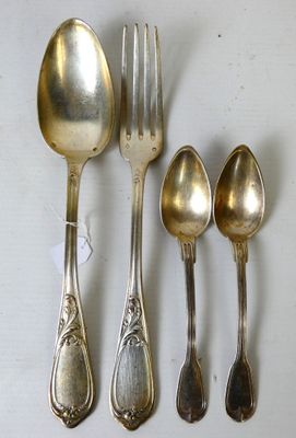 cinq cuillères en argent et deux cuillères en argent sur une table