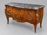 une commode à dessus en marbre avec un dessus en marbre