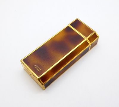 un gros plan d'un briquet posé sur une surface blanche, avec un fond blanc