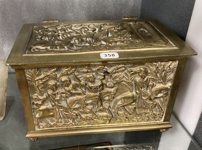 une boîte en or exposée dans une vitrine