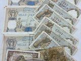 une pile de vieux billets de banque posée sur une table