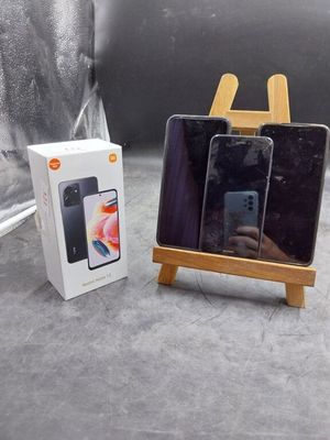 quelqu'un prend une photo de son téléphone portable dans la boîte