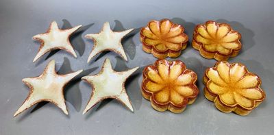 six étoiles de mer en céramique sont disposées sur une surface grise