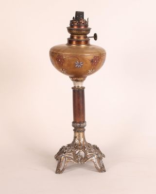 une lampe ancienne en laiton avec un pied en bois, sur fond blanc