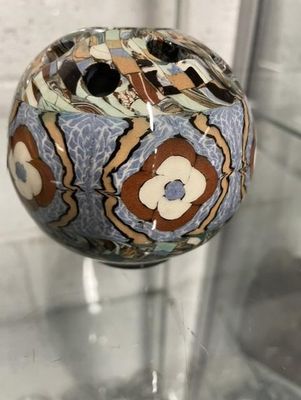 un vase en verre orné d'un motif bleu et marron