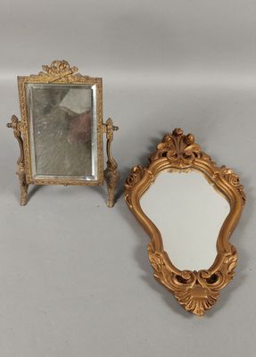 une paire de miroirs aux cadres dorés ouvragés et un cadre photo