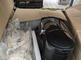 une boîte en carton contenant un certain nombre d'objets
