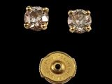 trois paires de boucles d'oreilles en or et diamants sur fond noir