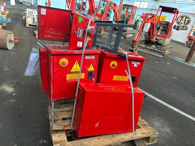 de nombreuses caisses rouges posées sur une palette dans un parking