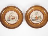 paire d'assiettes anciennes peintes à la main représentant des scènes avec des personnages et des animaux