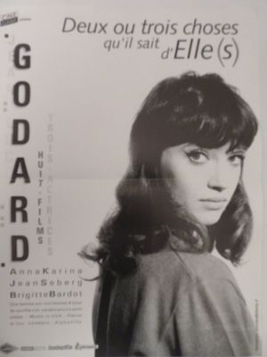 une photo en noir et blanc d'une femme aux cheveux longs