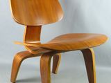 un gros plan d'une chaise en bois sur fond blanc