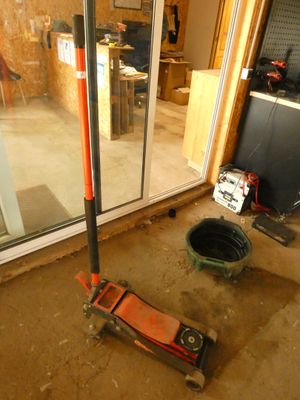 un scooter posé au milieu d'une pièce