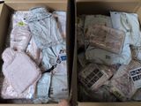 deux cartons remplis de journaux posés sur une table
