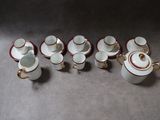 un groupe de tasses et de soucoupes posées sur une table