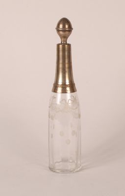 une image représentant une bouteille en verre avec un bouchon doré sur fond blanc