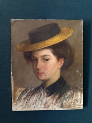 tableau représentant une femme portant un chapeau sur un fond bleu