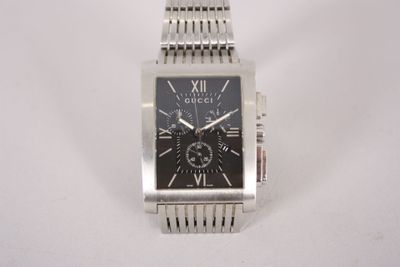 gros plan d'une montre-bracelet sur une surface blanche