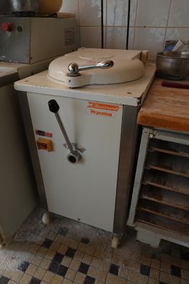 une cuisine avec un évier et une cuisinière