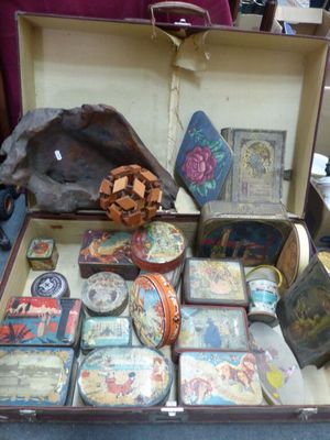 une valise remplie d'objets posée par terre