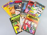six bandes dessinées de tailles et de couleurs variées posées sur une table