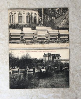 deux photos en noir et blanc représentant des bancs devant un immeuble